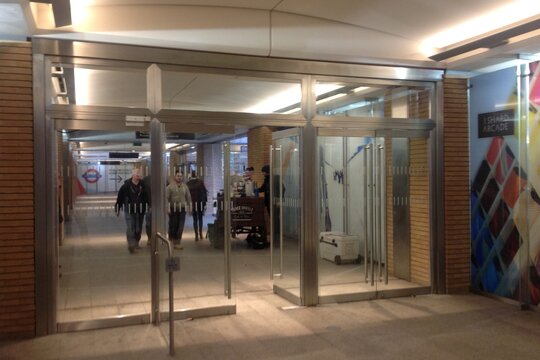 The Shard Shopping Arcade in London - swing door