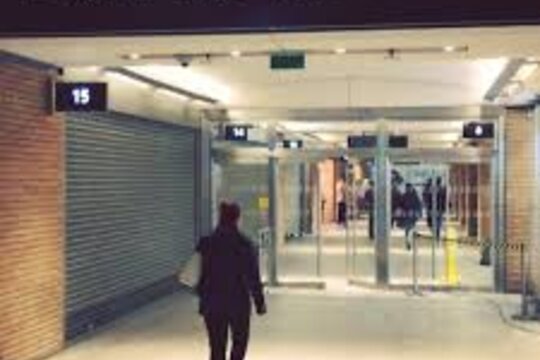 The Shard Shopping Arcade in London - swing door