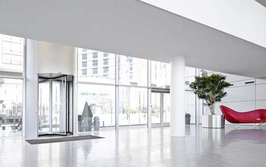 record K 42 - 4 wing revolving door – The K42 four-leaf automatic revolving door is available in various design options and also available in a manual version.