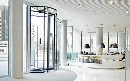 record K 42 - 4 wing revolving door – The K42 four-leaf automatic revolving door is available in various design options and also available in a manual version.