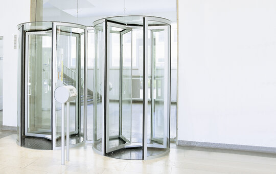 record K 32 3-wing revolving door – The record K32 3-wing automatic or manual revolving door is available in various design options. 