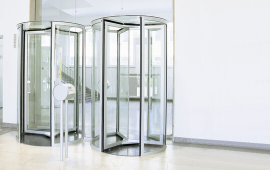 record K 32 3-wing revolving door – The record K32 3-wing automatic or manual revolving door is available in various design options.