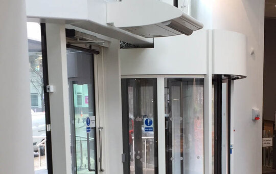 record K 22 2-wing revolving door – Two-wing revolving door with variable operating speed