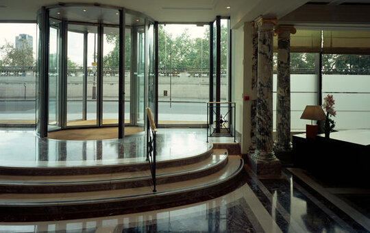 record K 22 2-wing revolving door – Two-wing revolving door with variable operating speed