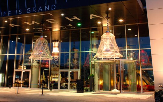 record K 42 - 4 wing revolving door – The K42 four-leaf automatic revolving door is available in various design options and also available in a manual version.