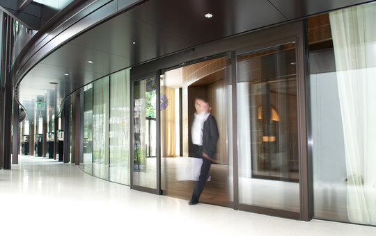 record PST 20 – Angled sliding door to give an entrance a look of originality and drama